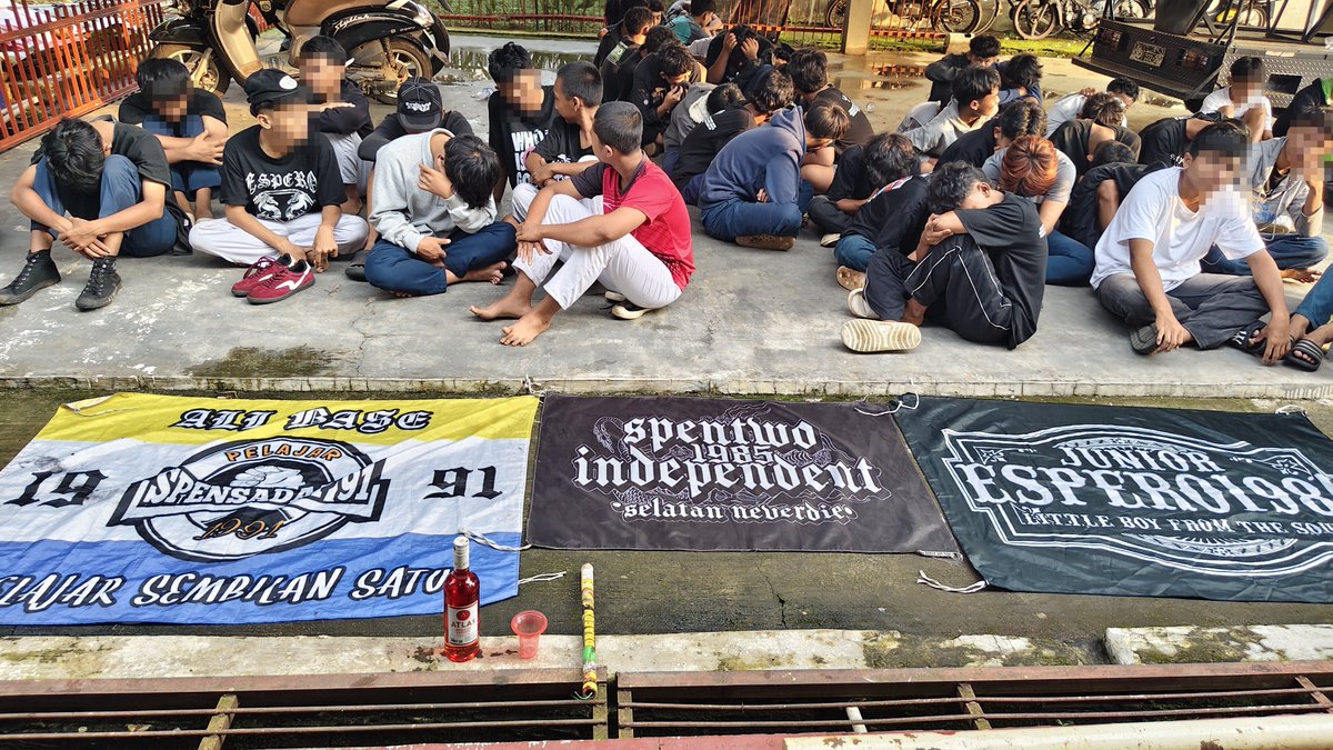 Riyan_ef's tweet photo. Pagi-pagi baca berita soal kelakuan anak sekolah ini beneran bikin ngelus dada.

Puluhan pelajar di Pekalongan diamankan polisi gara-gara konvoi di jalanan. Statusnya di KTP sih pelajar alias kaum terdidik, tapi kok output kelakuannya malah urakan dan bikin resah warga gini ya? 😔