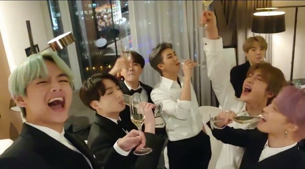 taehybob's tweet photo. SE LLEVARON LOS TRES PREMIOS AAAA

#BTSAMAs https://t.co/STXE619s2H