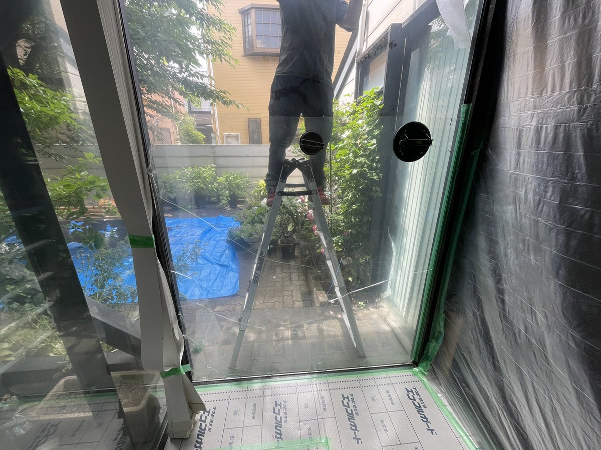 tatsu_shell's tweet photo. でっかいガラスを撤去していくー
5mmの透明を木の押縁とコーキングでペアガラスっぽくしてあった。
ガラス切りで細かく切って撤去お終い。 https://t.co/ei8wzPfHBo