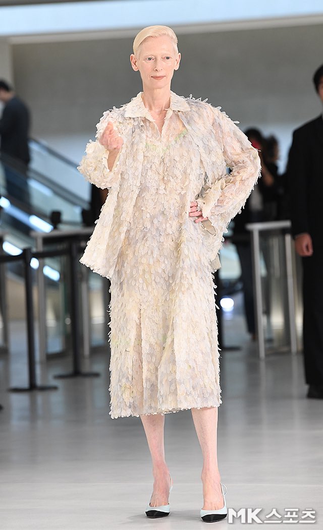 wonderpuiz's tweet photo. Tilda Swinton ที่งาน CHANEL Métiers d'Art 2026 (รอบเช้า) จัดขึ้นที่ Centre Pompidou Hanwha ย่านยออีโด https://t.co/S8y27xQBlI