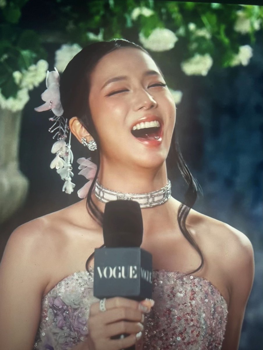JISOO 🤍 tweet media