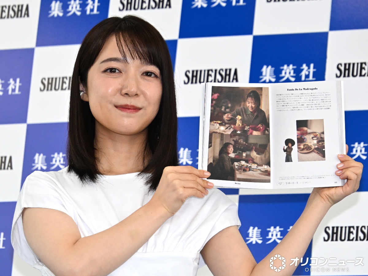 oricon's tweet photo. 上白石萌音、憧れの“拙著”に大喜び

フォトエッセイ集📖
『Bite! The World 上白石萌音と世界をガブリ!』

完成した書籍を手に
「誇らしい気持ちでいっぱい」✨️
https://t.co/26PmlwZ8Fz

 #上白石萌音と世界をガブリ https://t.co/lYZFmkf0D7
