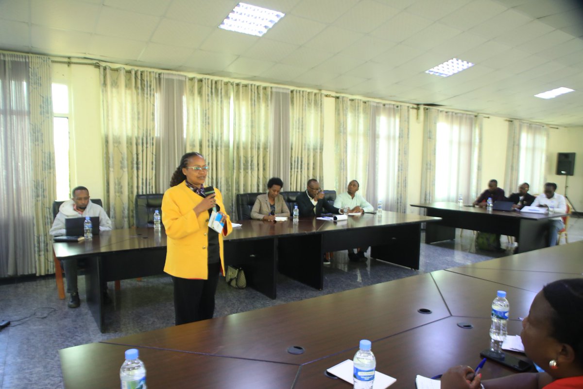 RutsiroDistrict's tweet photo. Iyi nama igamije kurebera hamwe uburyo guhanga imirimo mu Karere bihagaze ndetse n'uburyo hubahirizwa ihame remezo ry'uburinganire mu ihangwa ry'umurimo. By'umwihariko, haraganirwa ku bikorwa bigamije guhanga imirimo ku bagore no ku rubyiruko. 2/2 @Rwandasenate @RwandaLocalGov https://t.co/wByrFh0Zt2