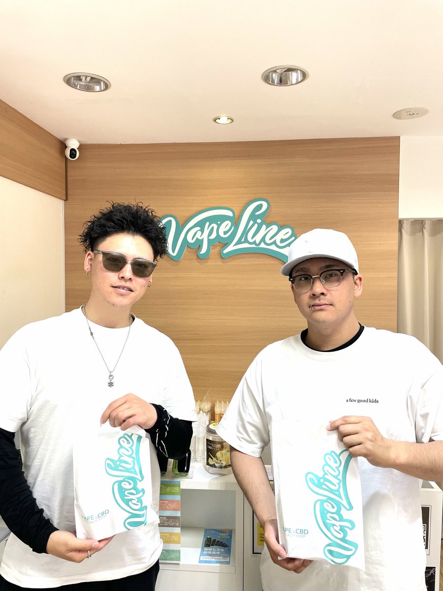 vapeline082's tweet photo. こんにちは♪
VapeLine広島です😋

周りの喫煙者がどんどんVAPEへ移行していき、
僕たちも禁煙のためにVAPEデビューします‼️と強い意気込みをもってご来店くださいました🫡✨

今後も引き続きサポートさせていただきます👍 https://t.co/iRUE25H3md