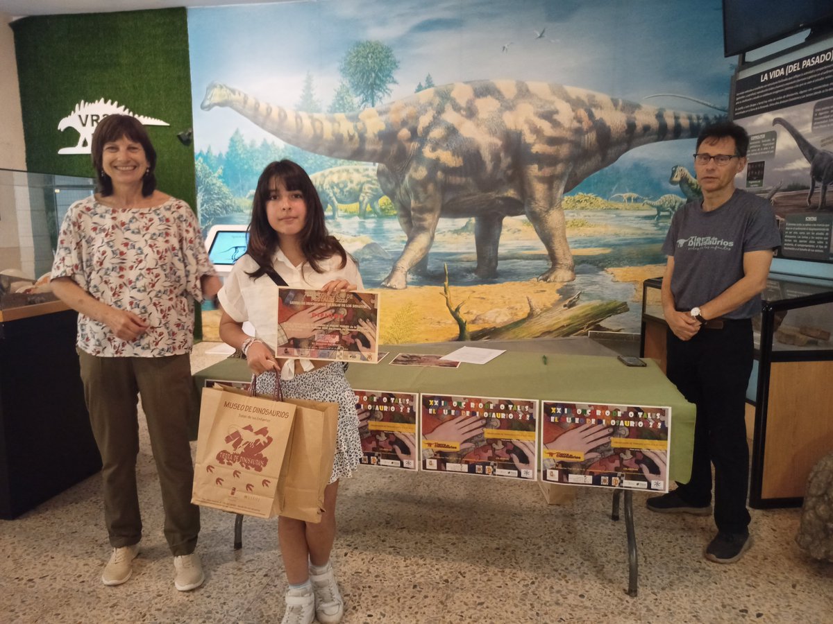MDinosaurios's tweet photo. El pasado domingo, enmarcada en los actos del #DIM2026, se llevó a cabo la entrega de premios del XXIII Concurso de postales del Museo de #Dinosaurios. Al evento acudieron los ganadores de las tres categorías. ¡Enhorabuena de nuevo! https://t.co/wV0oCQdqhr