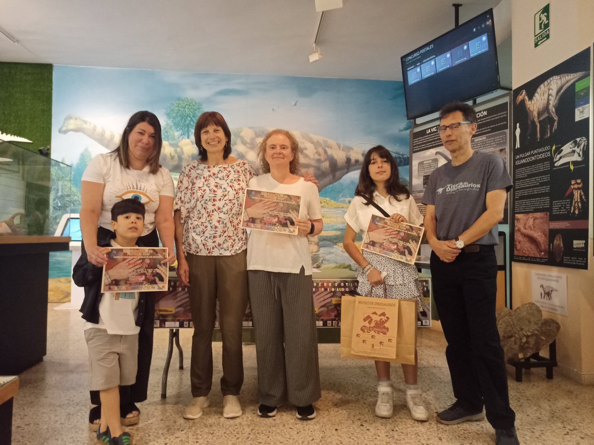 MDinosaurios's tweet photo. El pasado domingo, enmarcada en los actos del #DIM2026, se llevó a cabo la entrega de premios del XXIII Concurso de postales del Museo de #Dinosaurios. Al evento acudieron los ganadores de las tres categorías. ¡Enhorabuena de nuevo! https://t.co/wV0oCQdqhr