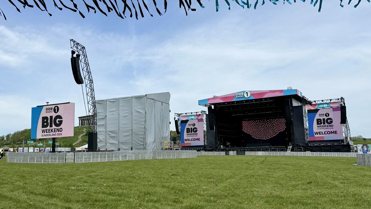 AVMatrix1's tweet photo. #Radio1BigWeekend: Our team has deployed our Open PlatformLED trailer screen models which feature one central mast and no frame. They’re great for events that require optimal in-crowd viewing and they're super quick and easy to set up.
 
3/4 https://t.co/zTsHkb89cj