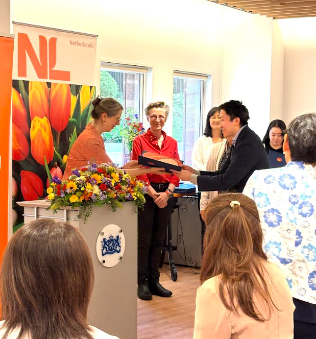NLinJapan's tweet photo. On May 13, the Bloemist Diploma Ceremony hosted by Agricultural Counselor Denise Lutz was held at the Netherlands Embassy’s Dejima Lounge. Graduates from Akita, Niigata, and across Kanto received diplomas in person. Congratulations to all!

https://t.co/12GLRACpbz https://t.co/SkHHiVI6XH