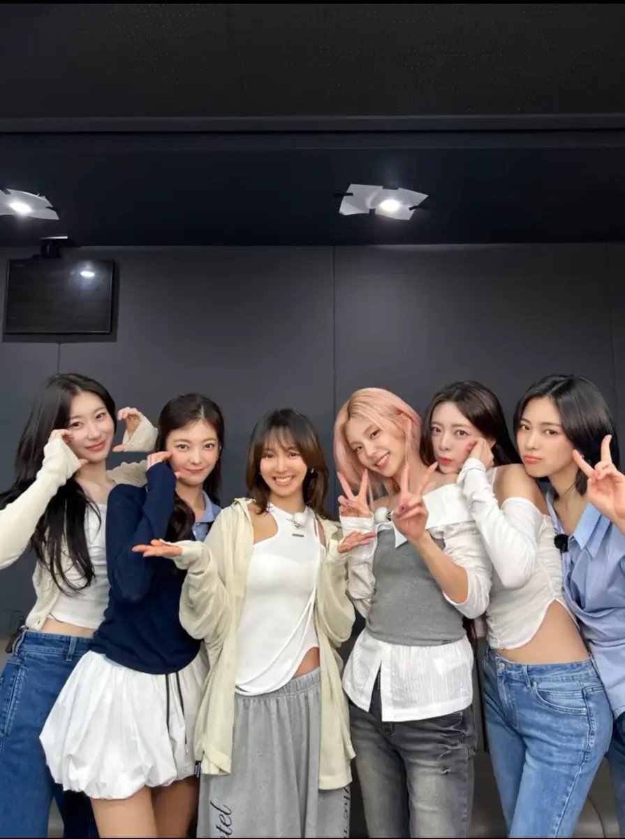 hyo_levelup's tweet photo. [PREVIEW]

2026 Songs of the Year Resurgence

HYO‘s <DESSERT> VS ITZY‘s < THAT'S A NO NO>

Tune in tomorrow for the new Fake Kim Hyoyeon episode with ITZY at 6PM KST!

#HYO #효연 #SNSD 
#GirlsGeneration #소녀시대 
#Hyoyeon #Itzy #Yeji #Lia #Ryujin #Chaeryeong #Yuna https://t.co/O74d5vYuuY