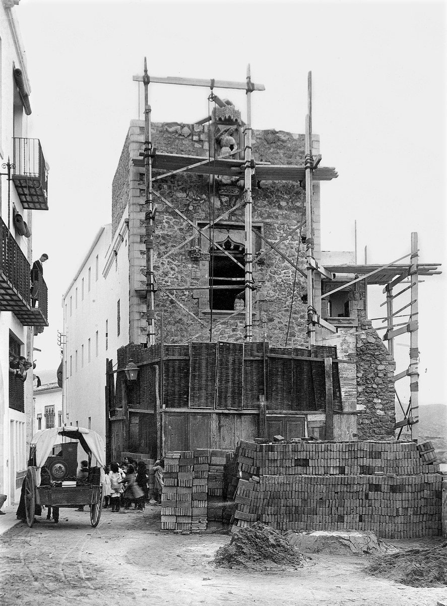 sebasitges's tweet photo. Construcció de la façana de Sant Miquel de Maricel
1914 Sitges 
Fons l’abans https://t.co/xPAJ9BtUBz