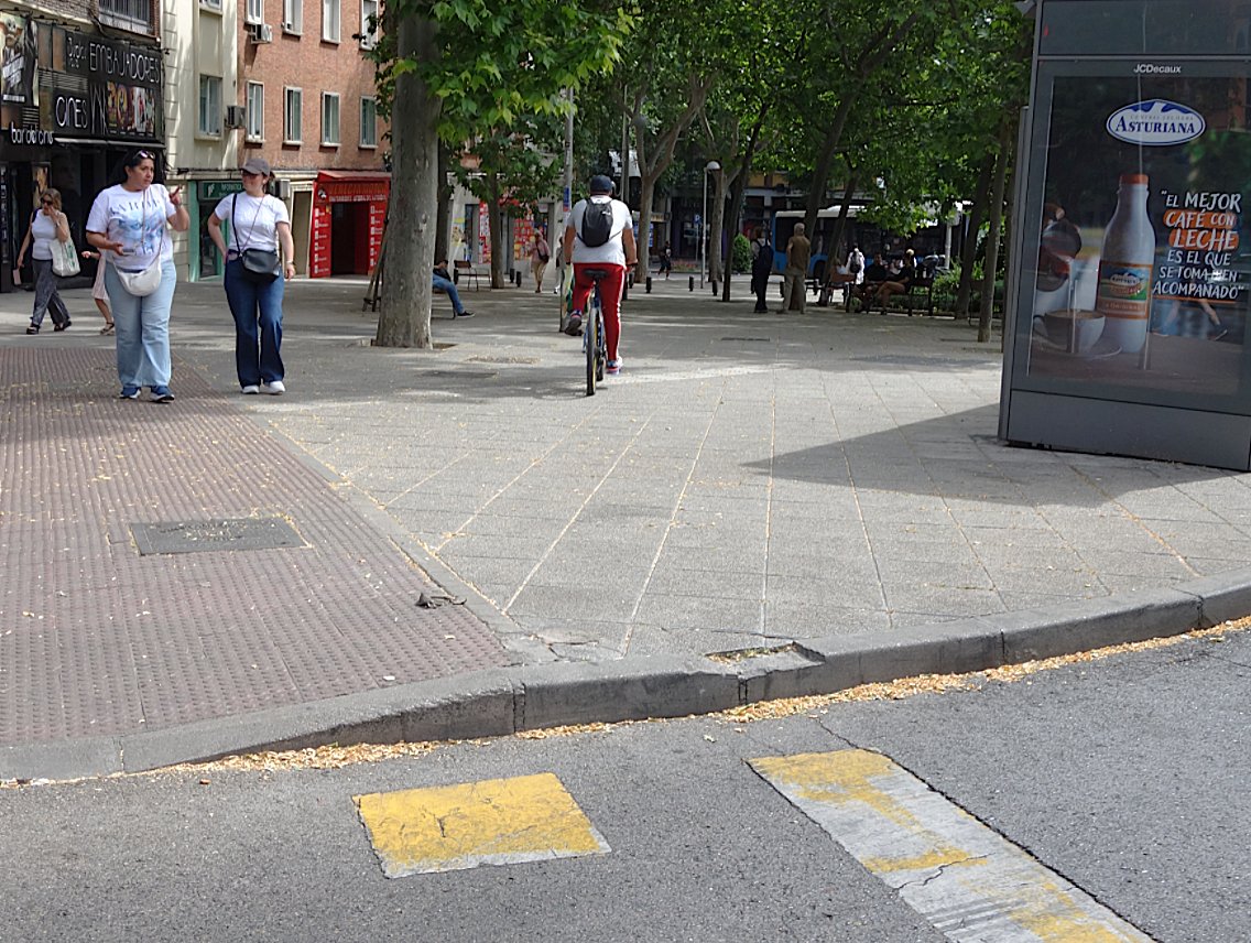 PaterTwitorum's tweet photo. Madrid. Lunes, 25 de mayo de 2026. "¡Otro bicicleto circulando por zona peatonal, señor alcalde!". @AlmeidaPP_ @bcarabante @MADRID @peatonesandando @apiemadrid @AceraPeatonal @Alante41 @MCC54156408 https://t.co/V96tsGvg0q