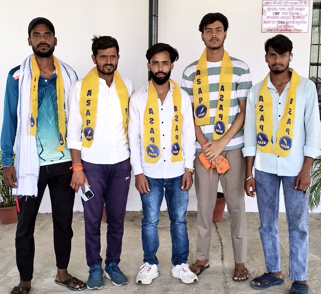 anshulyadav021's tweet photo. #NEET पेपर लीक से लाखों छात्रों का भविष्य प्रभावित हुआ है, RENEET परीक्षा से छात्रों पर यातायात का आर्थिक दबाव बन रहा है
इसी को देखते हुये @ASAPUP4Student गोरखपुर अध्यक्ष @AkashSinghAAP ने DM के मध्यम से मुख्यमंत्री को ज्ञापन सौंपा और मांग कि सभी छात्रों के लिए बस यात्रा फ्री हो। https://t.co/o2XcmKQazJ