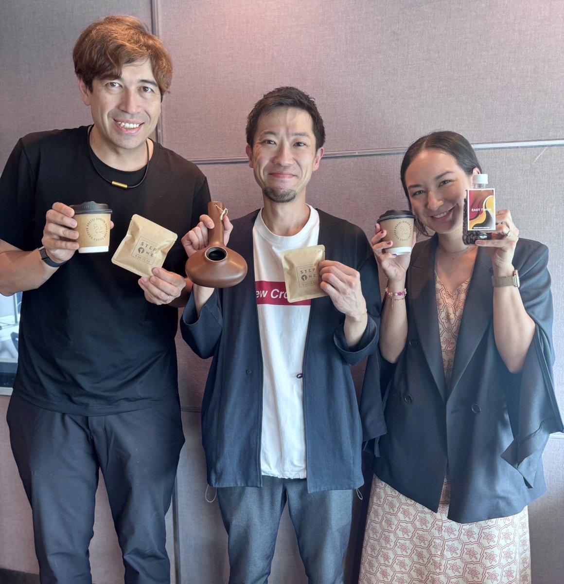 HasabaCoffee's tweet photo. とてもとても緊張して
まだ放心状態がおさまりませんが
みなさんにコーヒーを飲んでいただき
何より暖かく迎えてくださり
本当にありがとうございました😆

またJ-WAVEのスタジオで
お会いできる様に頑張ります！

@sascha348 @monaneuhauss @stepone813 @jwave813fm https://t.co/ivX5NAe3qc