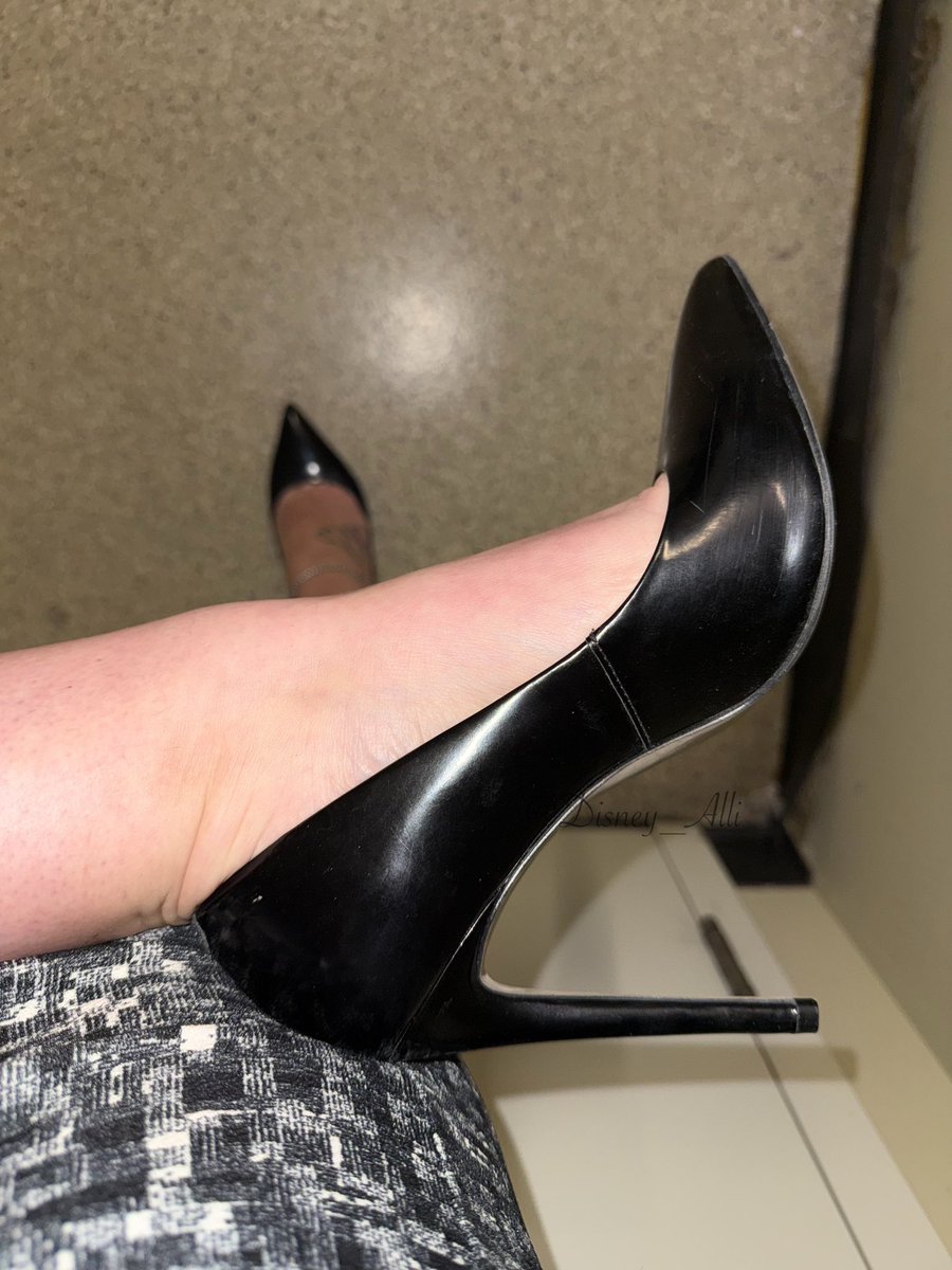 Disney_Alli's tweet photo. All business tonight #shoes #shoefie #shoestagram #shoesoftheday #sotd #outfitoftheday #ootd #highheeledshoes #pumps #highheellife #highheellover #highheeladdict #shoelover #shoefreak #shoeporn #shoewhore #shoeaddict #shoeaholic #shoeaddiction #heelsporn #heels #showoff https://t.co/4kjYW1oUYH