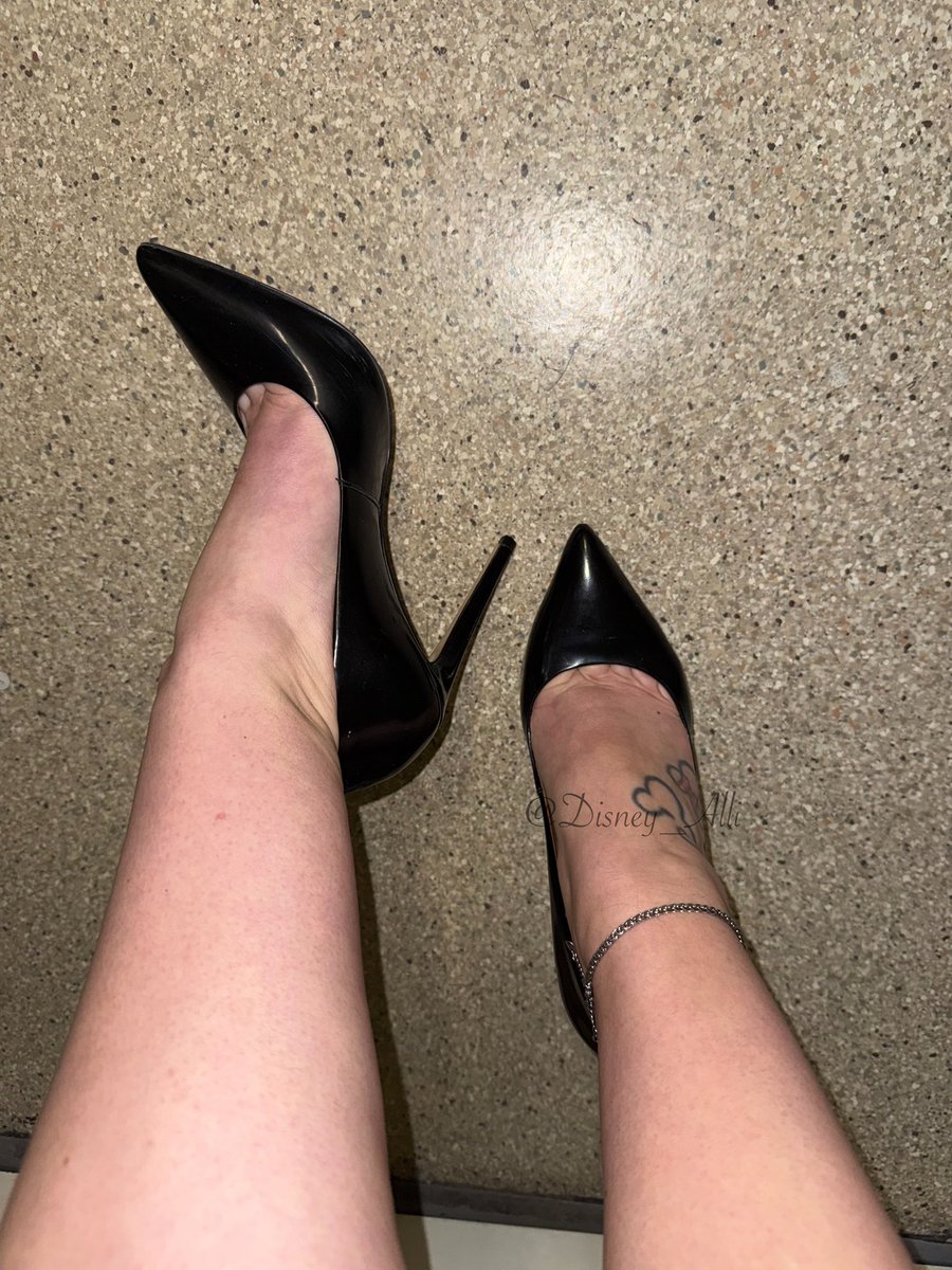 Disney_Alli's tweet photo. All business tonight #shoes #shoefie #shoestagram #shoesoftheday #sotd #outfitoftheday #ootd #highheeledshoes #pumps #highheellife #highheellover #highheeladdict #shoelover #shoefreak #shoeporn #shoewhore #shoeaddict #shoeaholic #shoeaddiction #heelsporn #heels #showoff https://t.co/4kjYW1oUYH