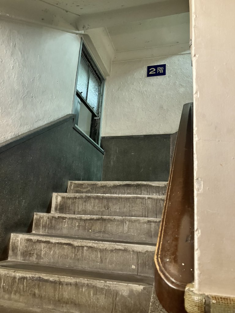 corcra_memo's tweet photo. 昨日は、コジマユイさんの個展「銀座近代建築」へ。銀座の建物巡りもしたくなりました。個展会場の奥野ビルも、描かれた建築のひとつで、現存する手動エレベーターを体験。 https://t.co/RhMTBWPbXu