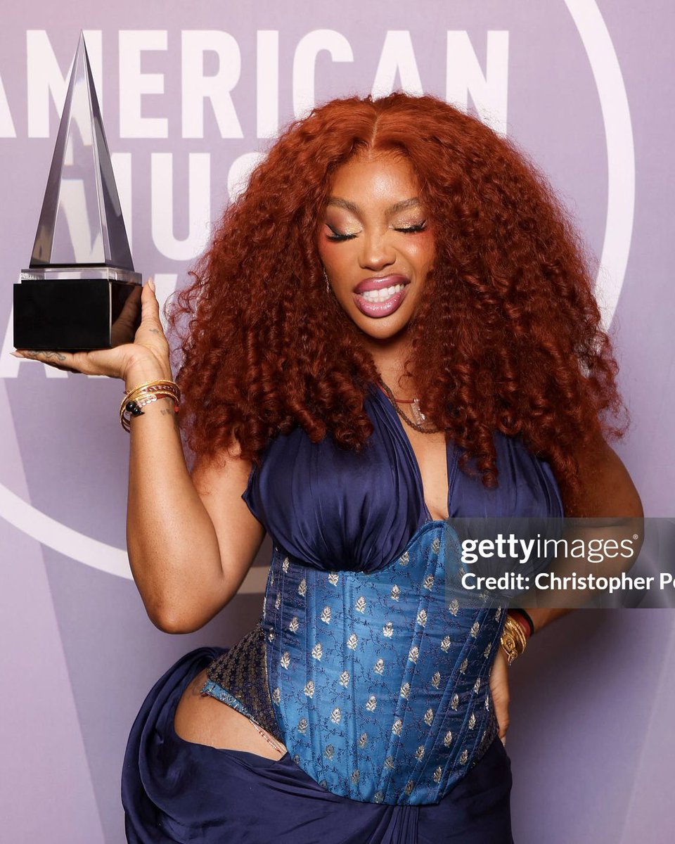 ChartingSZA's tweet photo. .@SZA has won Best Female R&amp;B Artist at the #AMAs for the 2nd consecutive year. https://t.co/DzwOVAzrW3