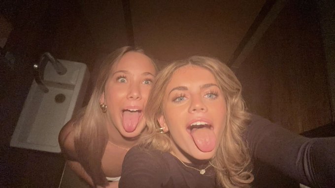 Les 2 copines 👩🏼👩🏻 tweet media
