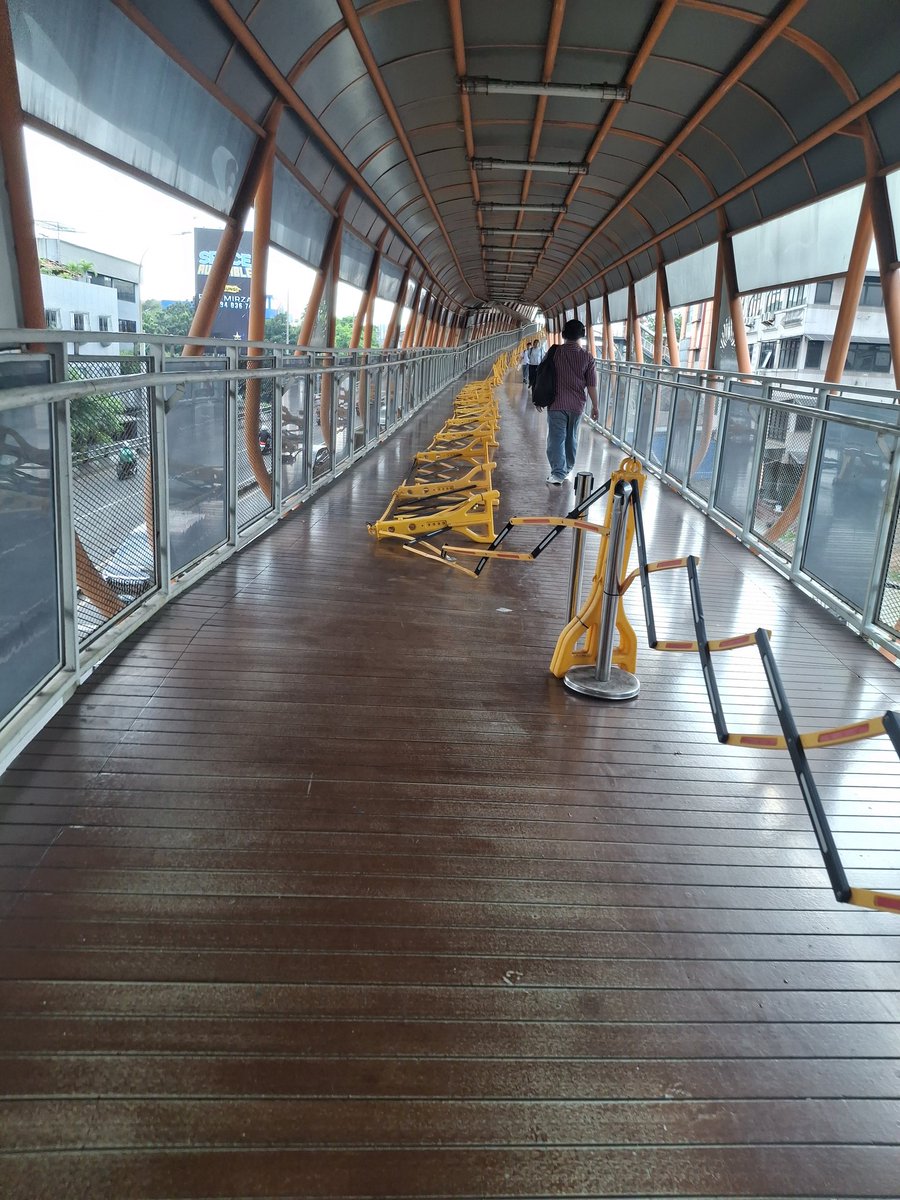 udhcape's tweet photo. Minn skywalk Kebayoran @PT_Transjakarta @CommuterLine https://t.co/4higAH7w32
