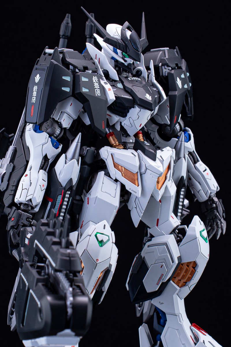 sketbb's tweet photo. MGバルバトスルプス完成しました。
今回はMGバルバトスの拡張パーツをルプスに使用してみました！
オリジナルカラー、掘り直し、腰延長を行っております！ https://t.co/bXpnZe6bsg