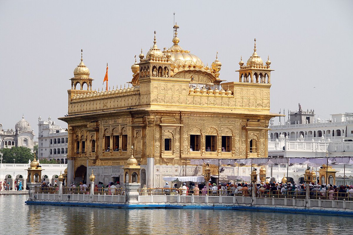 Nonsensopedia's tweet photo. Na świecie żyje obecnie około 27 milionów wyznawców sikhizmu. To życie polega na tym, że w razie jakiejkolwiek różnicy zdań, sikh ma wziąć swą świętą księgę, Sri Guru Granth Sahib, otworzyć ją na losowej stronie, wybrać z niej losowy cytat i postępować według nauki płynącej z tego cytatu. O tym, co z tego może wynikać dowiesz się z naszego artykułu o sikhizmie, do którego link znajduje się w komentarzu.