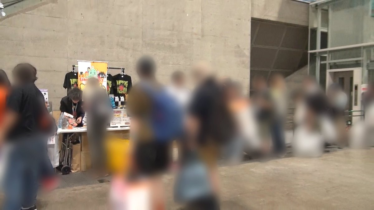 rihito_arao's tweet photo. 僕の初出展はデザインフェスタで、ご待機列は０人でした。そんな僕の卓に、列に並んでお待ち下さる皆様、ありがとうございます！ナフサショックで五里霧中ですが「後に伝説となるフィギュアをお渡しする」その思いだけで今、走ってます！#デザフェス63 #ソフビ #バーニングキングダム #WF2026S参加宣言 https://t.co/2aBcxY00MV
