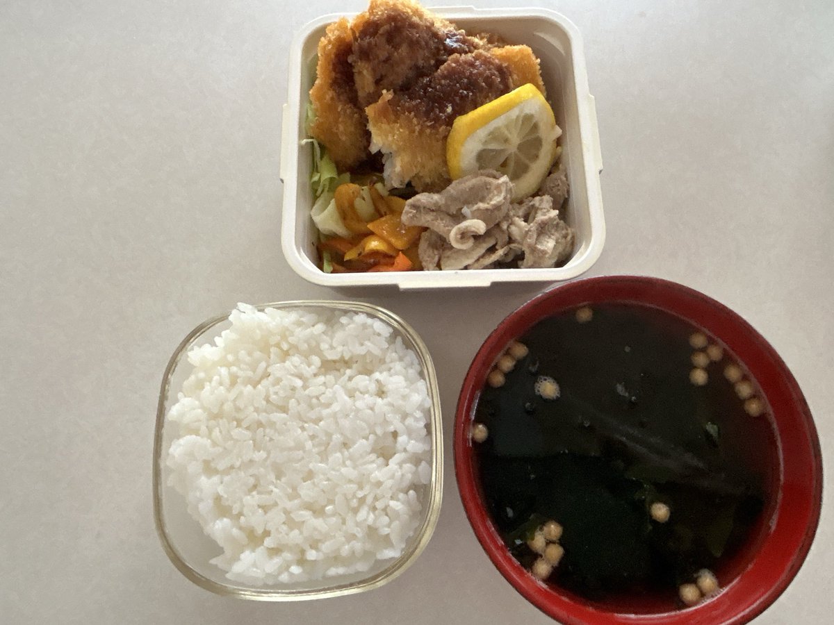 gotothefuture9's tweet photo. お弁当！
#タラフライ
#豚肉炒め 
#焼き海苔スープ https://t.co/qAJjdSqTlK