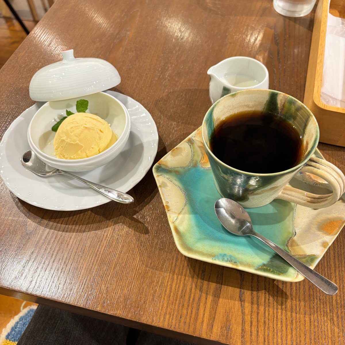 acid_cube's tweet photo. 展示を楽しんだ後はそのまま併設のカフェスペースへ。

赤坂駅に近い立地だが静かで落ち着いた空間。ガラナや甘酒、赤坂地ビールと個性的なメニューが並ぶ。

本日の日替わりコーヒー「ブルボン」と、シンプルなバニラアイスでおやつ。

#アートとおやつ #赤坂 https://t.co/Khy4rvgTxW