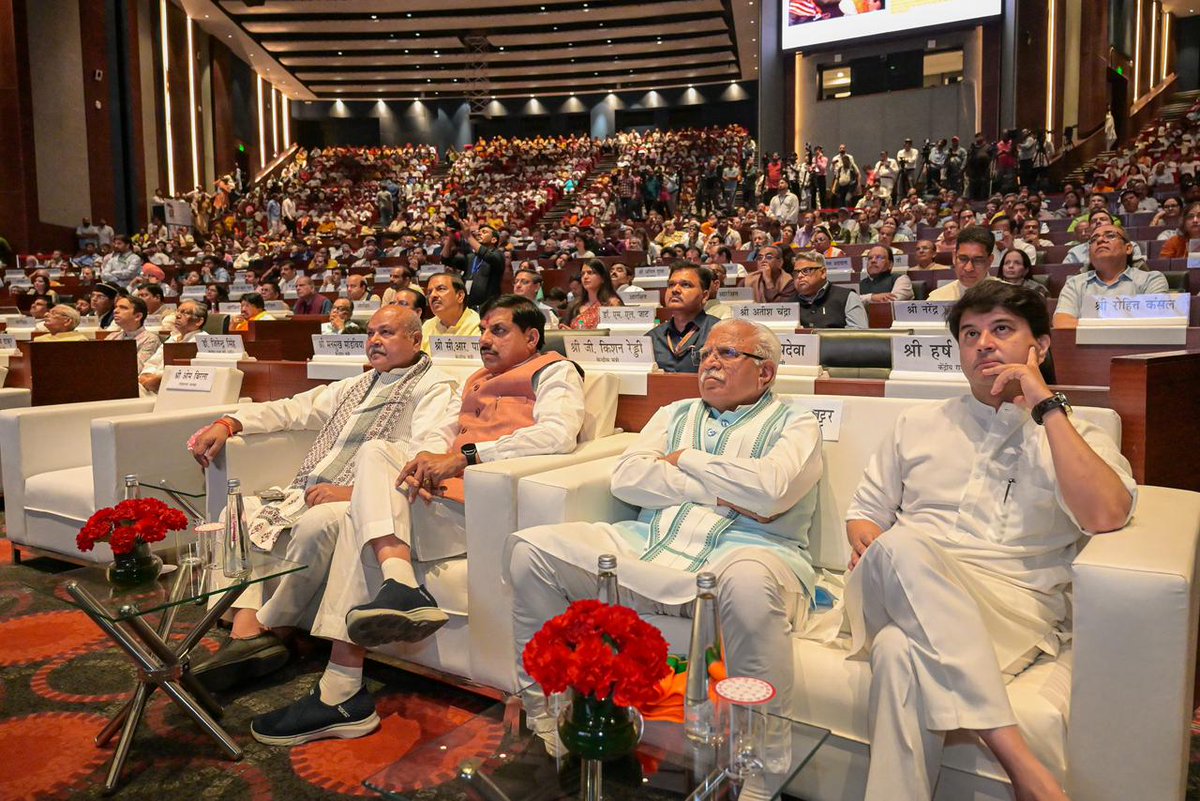 mlkhattar's tweet photo. आज पूसा, नई दिल्ली में केंद्रीय मंत्रिमंडल में मेरे ऊर्जावान सहयोगी श्री @ChouhanShivraj जी द्वारा रचित पुस्तक ‘अपनापन’ के लोकार्पण समारोह में सम्मिलित होने का अवसर प्राप्त हुआ।

यह पुस्तक आदरणीय प्रधानमंत्री श्री @narendramodi जी के साथ उनके वर्षों के आत्मीय अनुभवों का सजीव संकलन है। इसमें शिवराज जी ने प्रधानमंत्री जी के व्यक्तित्व के विभिन्न आयामों को निकटता से प्रस्तुत किया है, जिनमें एक समर्पित कार्यकर्ता, दक्ष प्रशासक, दूरदर्शी नेतृत्वकर्ता तथा अद्वितीय संगठनकर्ता के रूप में उनकी कार्यशैली और दृष्टि स्पष्ट रूप से परिलक्षित होती है।

मुझे विश्वास है कि यह पुस्तक नई पीढ़ी को प्रधानमंत्री जी के व्यक्तित्व की व्यापकता, उनके संवेदनशील एवं विशाल हृदय, राष्ट्रसेवा के प्रति उनके अटूट समर्पण तथा कार्यकर्ताओं के प्रति उनके आत्मीय और प्रेरणादायी व्यवहार से परिचित कराने में महत्वपूर्ण भूमिका निभाएगी।
