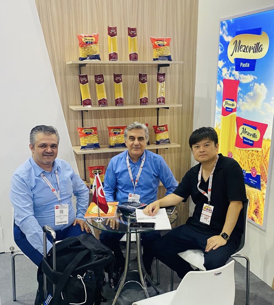 azimuntr's tweet photo. THAIFEX Anuga Asia 2026’nın ilk gününde; un ve makarna üretimindeki üretim gücümüzü, ürün çeşitliliğimizi ve ihracat vizyonumuzu uluslararası iş ortaklarımızla buluşturuyoruz. 

Standımızı ziyaret eden ve bizlerle bir araya gelen tüm misafirlerimize teşekkür ederiz.

#Akhan https://t.co/7j13Fclg8h