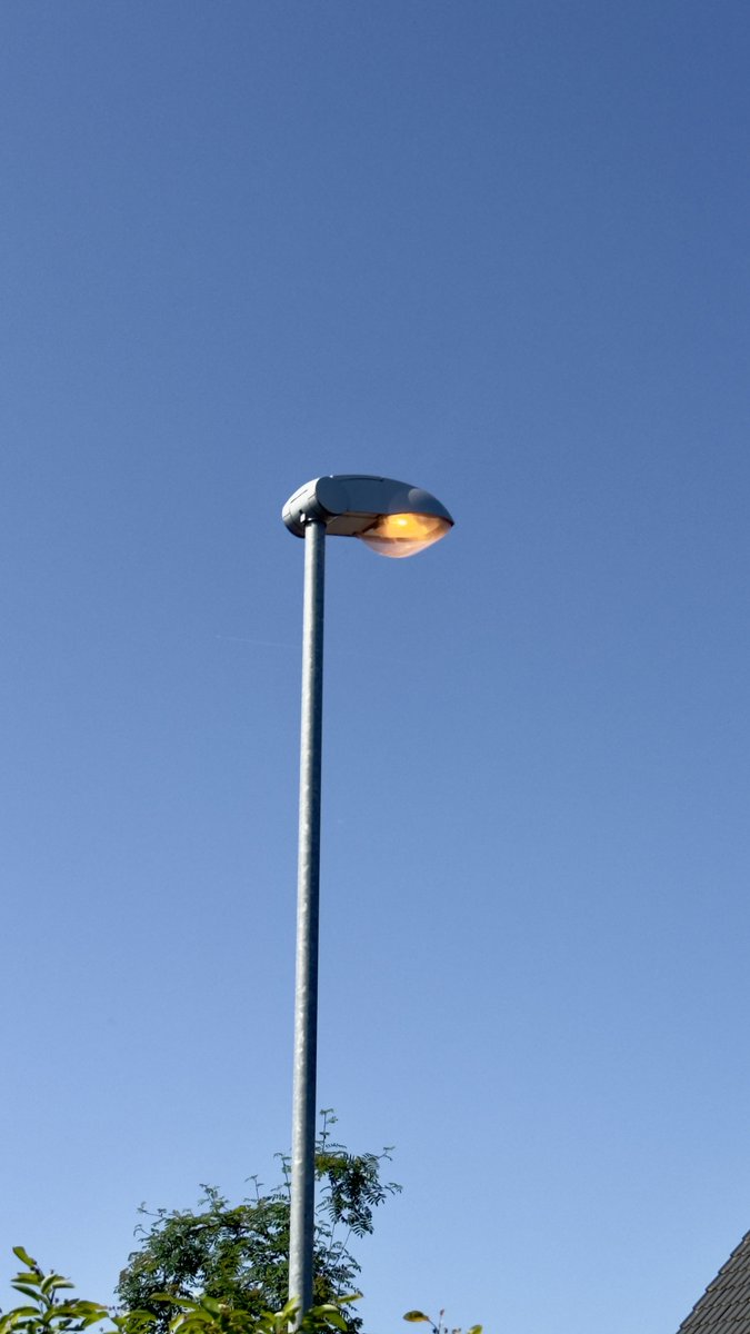 saylor70's tweet photo. Uns geht es zu gut!  28grad Sonne satt und blauer Himmel und in der Stadt sind seit Stunden die Straßenlaternen an ….#deutschland- aber sparen bei den armen muss sein https://t.co/IRlf9Qmfmc