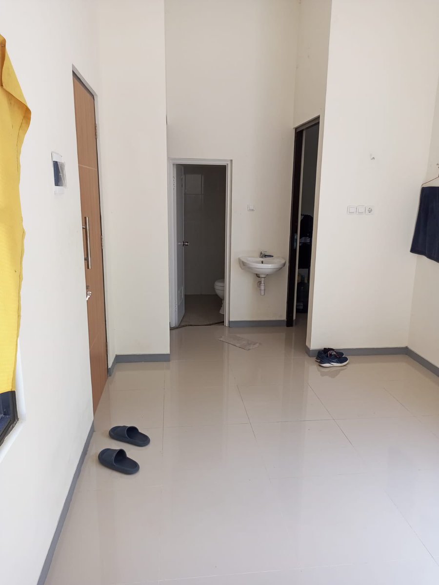 dnbgsp's tweet photo. 🏡 DISEWAKAN: Rumah Baru Gress Southlake Juanda
✅ 2 Kamar Tidur, 1 Kamar Mandi
✅ Listrik 1300W + Air PDAM
✅ Jalan depan lebar 8m, perumahan rapi (listrik bawah tanah)
✅ Lokasi Juara: Dekat Bandara Juanda, UPN, &amp; Tol Tambak Sumur.

https://t.co/LmkzGyx9LL https://t.co/2GXka1J6nK