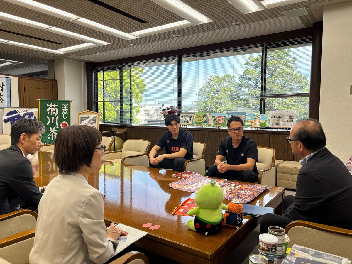 2025-26シーズン終了報告のため #上村大佐 選手が長谷川寬彦菊川市長を