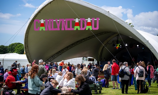 policeconduct's tweet photo. Eisiau dysgu am ein gwasanaethau #Cymraeg?

Gynharach yr wythnos hon buom yn @EisteddfodUrdd, yn stondin Comisiynydd Heddlu a Throsedd Gogledd Cymru er mwyn codi ymwybyddiaeth am ein gwasanaethau a defnyddio'r Gymraeg gyda ni.

▶️ https://t.co/TRMTOM5Viy

#urdd2026 https://t.co/ncBG978wkS