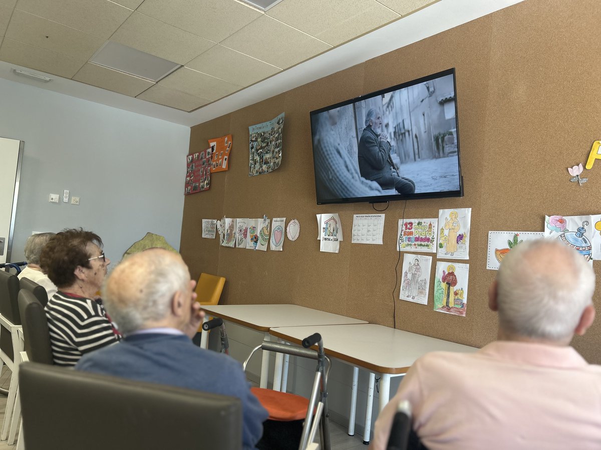 ResiAltosParque's tweet photo. 🎬 En la Residencia Altos de Parquesol dedicamos las mañanas a aprender del cine.Esta vez vimos “Siempre Yo”, un precioso corto sobre el Alzhéimer que nos dejó grandes reflexiones y nos tocó el corazón. 

❤️ ¡Os lo recomendamos muchísimo! 🌟

#ResidenciasClece https://t.co/44V0T7dsvX