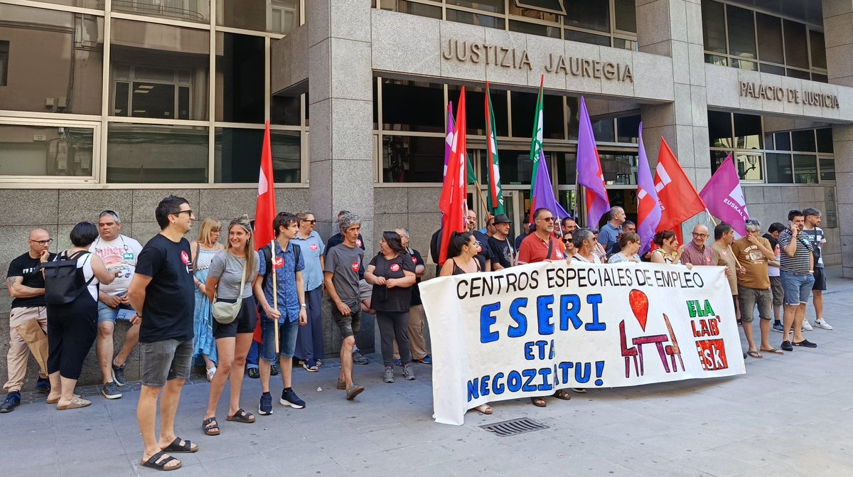 LABsindikatua's tweet photo. ❌Las y los trabajadores de los centros  especiales de empleo denuncian el bloqueo de la negociación y exigen un  acuerdo propio para la CAV, alejado de las imposiciones del convenio  estatal

📢 Se han concentrado ante el juzgado de Bilbo

🔗 https://t.co/jLMzpYyaUS https://t.co/qrBVsclJGj