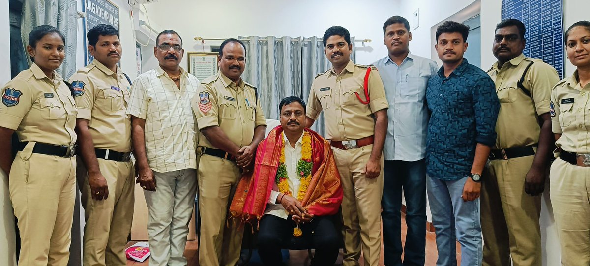 jagdevpur_ps's tweet photo. జగదేవ్‌పూర్ పోలీస్‌ స్టేషన్‌లో విధులు నిర్వహిస్తూ ASI హోదా నుండి SIగా పదోన్నతి పొందిన శ్రీ BVR రెడ్డి గారికి గజ్వేల్ పోలీస్‌ స్టేషన్‌కు పోస్టింగ్ రావడంతో, ఈ రోజు జగదేవ్‌పూర్ పోలీస్‌ స్టేషన్‌ నుండి ఘనంగా వీడ్కోలు పలికారు.#siddipetpolice https://t.co/zT6IjVEfHn