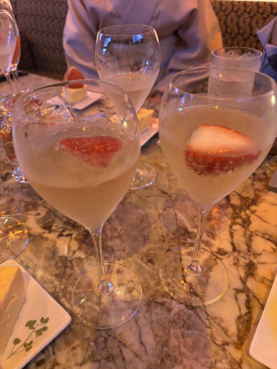 813naniwa's tweet photo. 連日お祝いが続いている浪花長ラウンジです♪ペリエジュエグランブリュットでお祝い🍾とっても美味しかったです。ありがとうございました😊
#人形町　#水天宮　#浜町　#シャンパン https://t.co/ogt0jn3K9D
