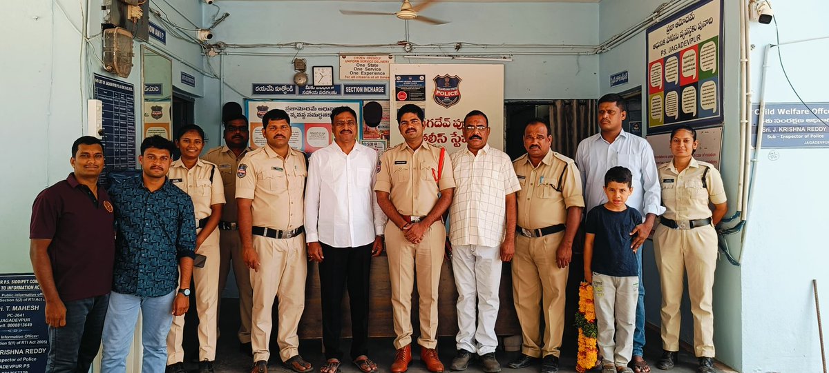 jagdevpur_ps's tweet photo. జగదేవ్‌పూర్ పోలీస్‌ స్టేషన్‌లో విధులు నిర్వహిస్తూ ASI హోదా నుండి SIగా పదోన్నతి పొందిన శ్రీ BVR రెడ్డి గారికి గజ్వేల్ పోలీస్‌ స్టేషన్‌కు పోస్టింగ్ రావడంతో, ఈ రోజు జగదేవ్‌పూర్ పోలీస్‌ స్టేషన్‌ నుండి ఘనంగా వీడ్కోలు పలికారు.#siddipetpolice https://t.co/zT6IjVEfHn