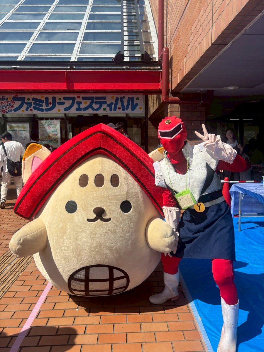 YAHOranger's tweet photo. やっほー！ 

前回に続いて今日もファミリーフェスティバルの様子をご紹介💭 

共に国立を盛り上げる仲間と再会できて気が引き締まったぜ！ 

＜北口レッド＞
 #谷保 #国立 #やほレンジャー #国立駅開業100周年 #くにニャン https://t.co/dZcKlRaa83