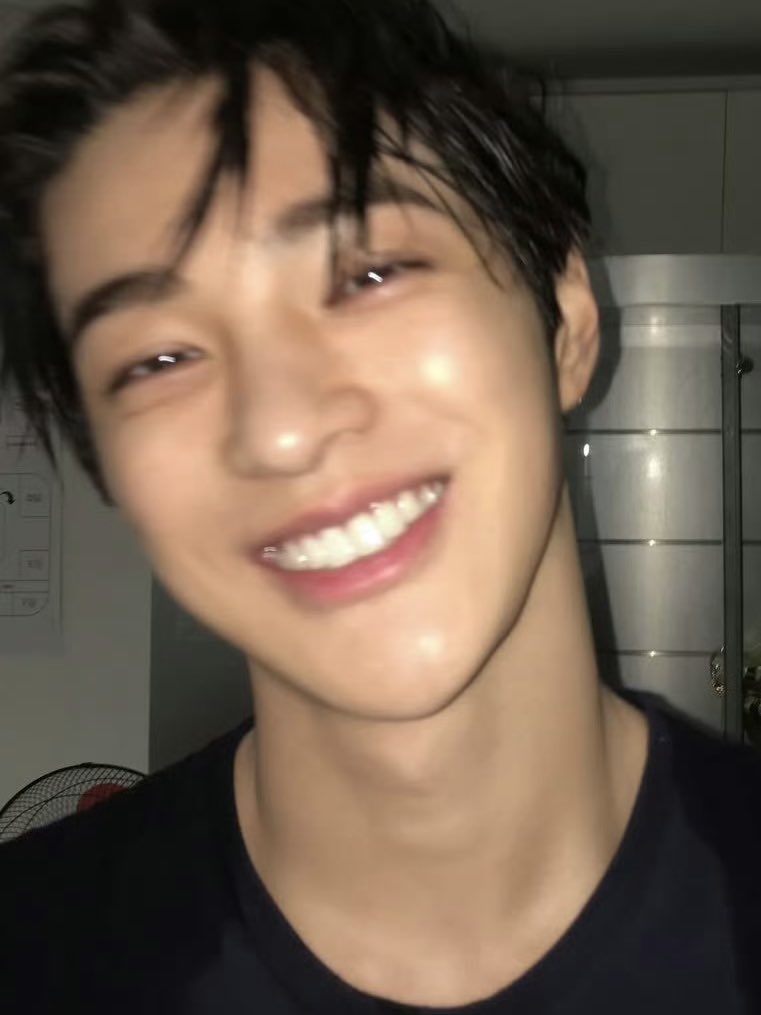 디.. tweet media