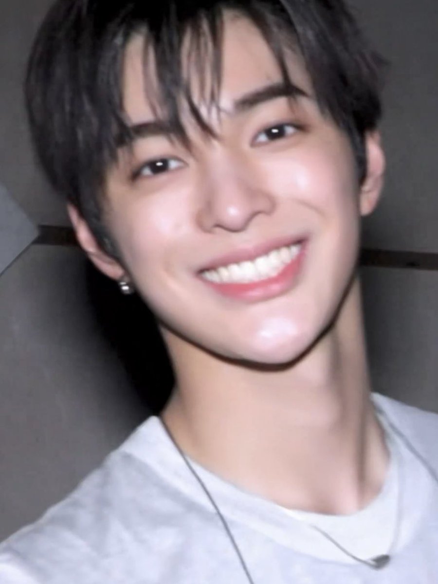 디.. tweet media