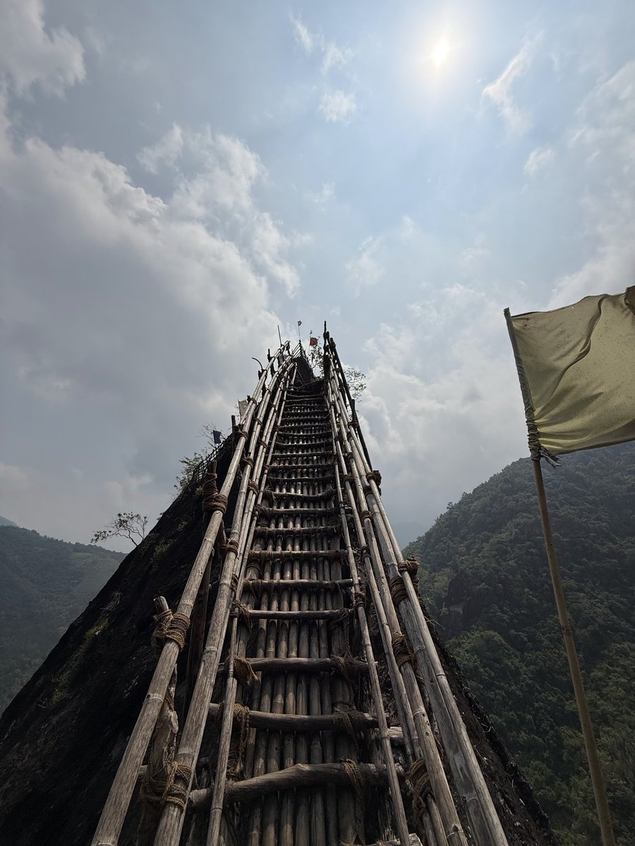 breakbag01's tweet photo. The plan that started with “bro let’s go somewhere” finally turned into waterfalls, mountain roads, café stops, rainy memories, and nonstop laughter.
Meghalaya doesn’t just give you views.
It gives your group stories you’ll talk about for years.

#Meghalaya #FriendsTrip #Shillong https://t.co/TYKkA4myC5