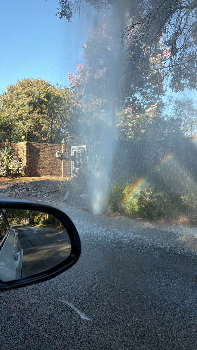 Bata_Boy's tweet photo. @JHBWater Hello, another burst pipe incident on Elgin Road in Bryanston. Corner Kay’s Ave and Elgin Road. https://t.co/LaIkwygMiu