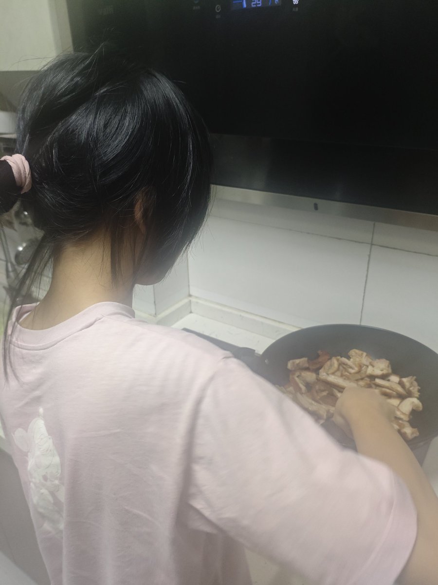 chenmojinno's tweet photo. @Rei102rei 前面两张图片为春节期间我广西的外公正在做炸猪肉；后面两张表示回到广东后，我把那些猪肉切成一片片，交给我妹妹炒，准备晚餐（当时母亲大人准备下班回家了）🤓🤓🤓 https://t.co/QceFO12nwV
