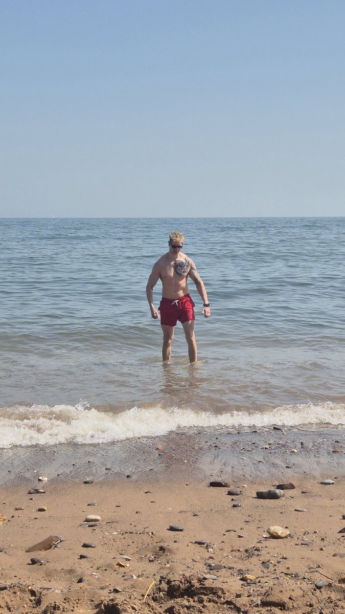 ericwalkeruk's tweet photo. Monday blues on a Tuesday
wish i was still on this beach icl 
#beach #swimming #summer #bankholiday https://t.co/ycYodWoHMa