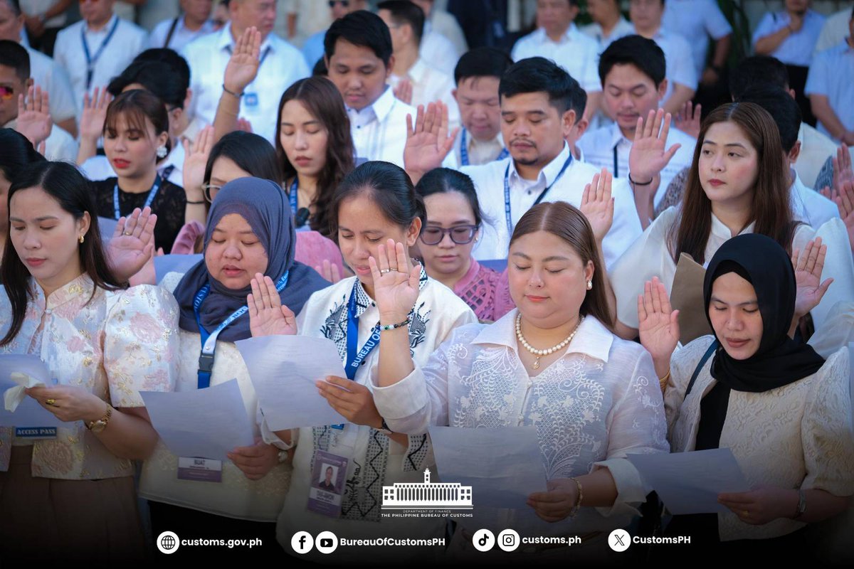 CustomsPH's tweet photo. #BOCUpdates | Commissioner Ariel F. Nepomuceno officiated the oath-taking of 165 Bureau of Customs' (BOC) personnel, composed of newly hired and promoted employees. 

Read more: https://t.co/Ln39thzr9r https://t.co/SeWAlvaK6s