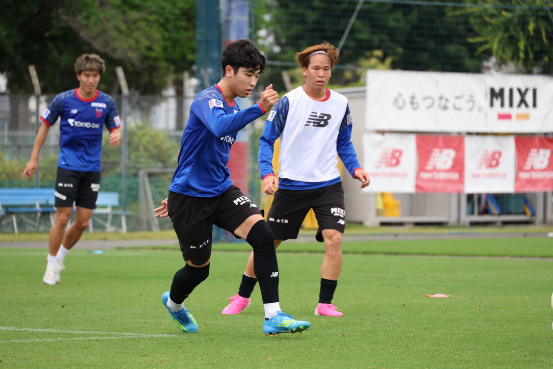 fctokyoofficial's tweet photo. 🔵TRAINING PHOTOS🔴 
#U17日本代表 の活動を終えた #北原槙 選手が本日の練習から合流🤝🔵🔴

勝者にふさわしい準備を行っていく💪🔥 

#北原槙 #森重真人 #尾谷ディヴァインチネドゥ #菅原悠太
#fctokyo #tokyo https://t.co/e4PdcnCsg3