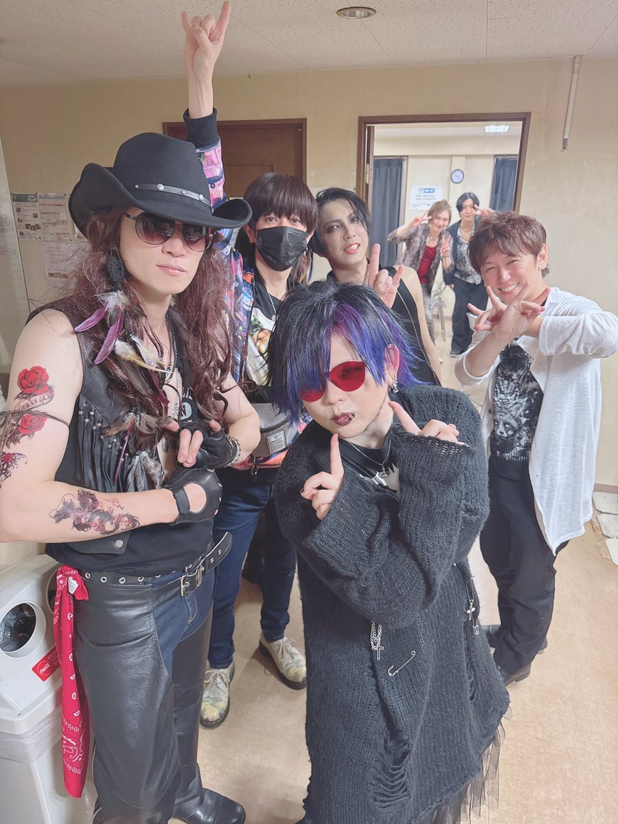 w19UAJAWbxsAEEj's tweet photo. この前のCROSSROCKSの時に楽屋でみんなで撮った写真、にょすさんから頂きました！＊

Ｖ系イベントほぼ初参加だったけど皆それぞれメイクも衣装もバッチリ、キメててカッコ良かったなぁ😄 https://t.co/gIs2D5rOq6