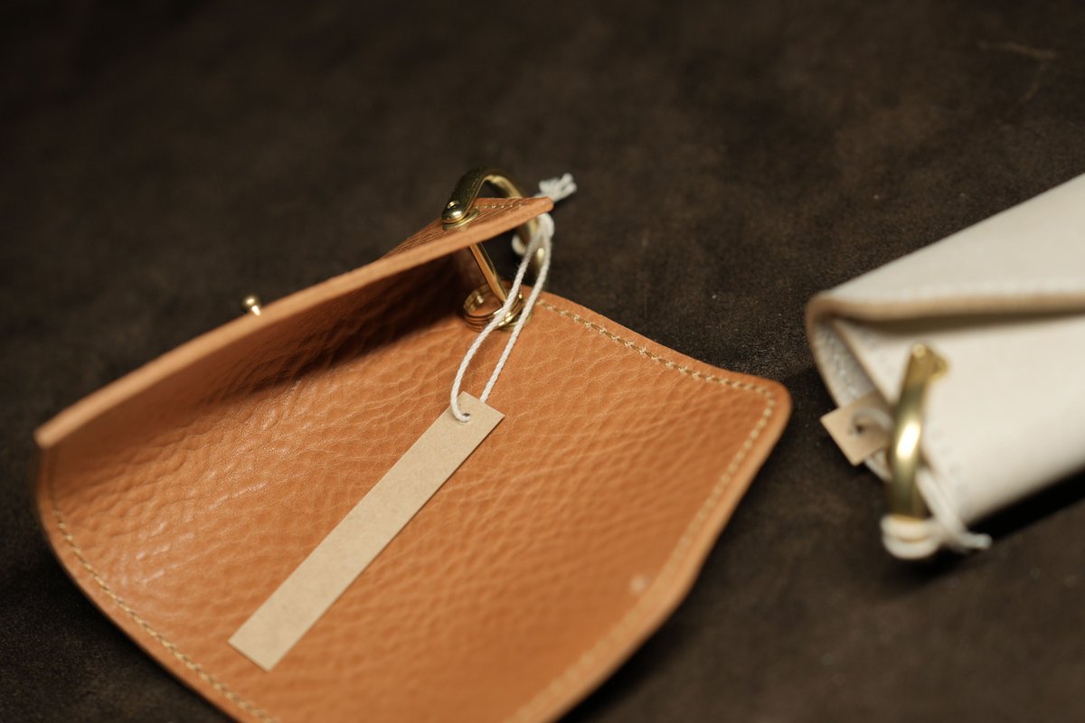 GhostplantW's tweet photo. ギボシ留めキーケース EE-010
NEBRASKA Camel
Alaska Ivory

普段店頭に出してる2色。
この発色に惹かれる方も多いのか、
数あるカラーバリエーションの中で
一番手でお求め頂ける事も多いもので。

本当は、もっと色々な色を
店頭に出したいのですが、
日焼けや雨など、
障害も多いもので。。。 https://t.co/FIZkFi5KDd